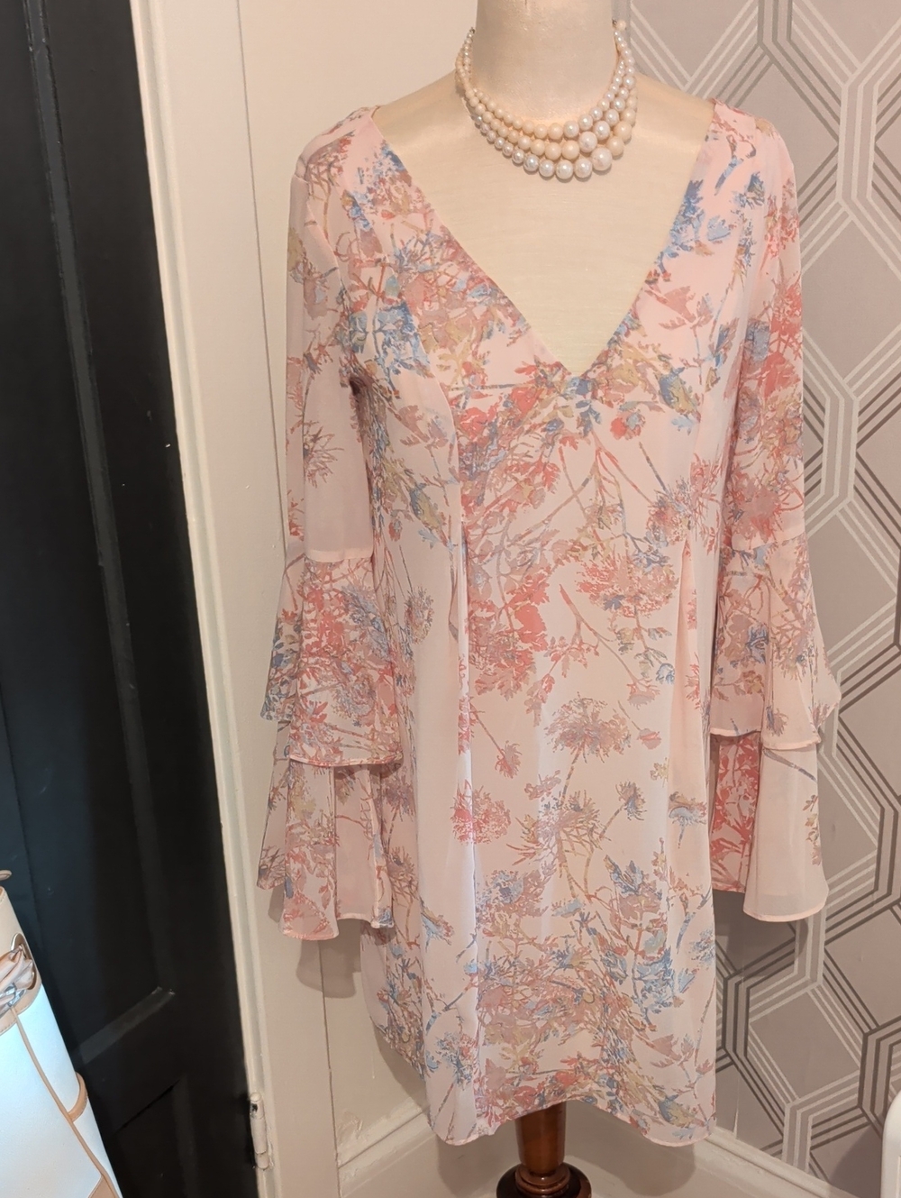 BCBGeneration Light Pink Floral V-Neck Tiered Sleeve Dress